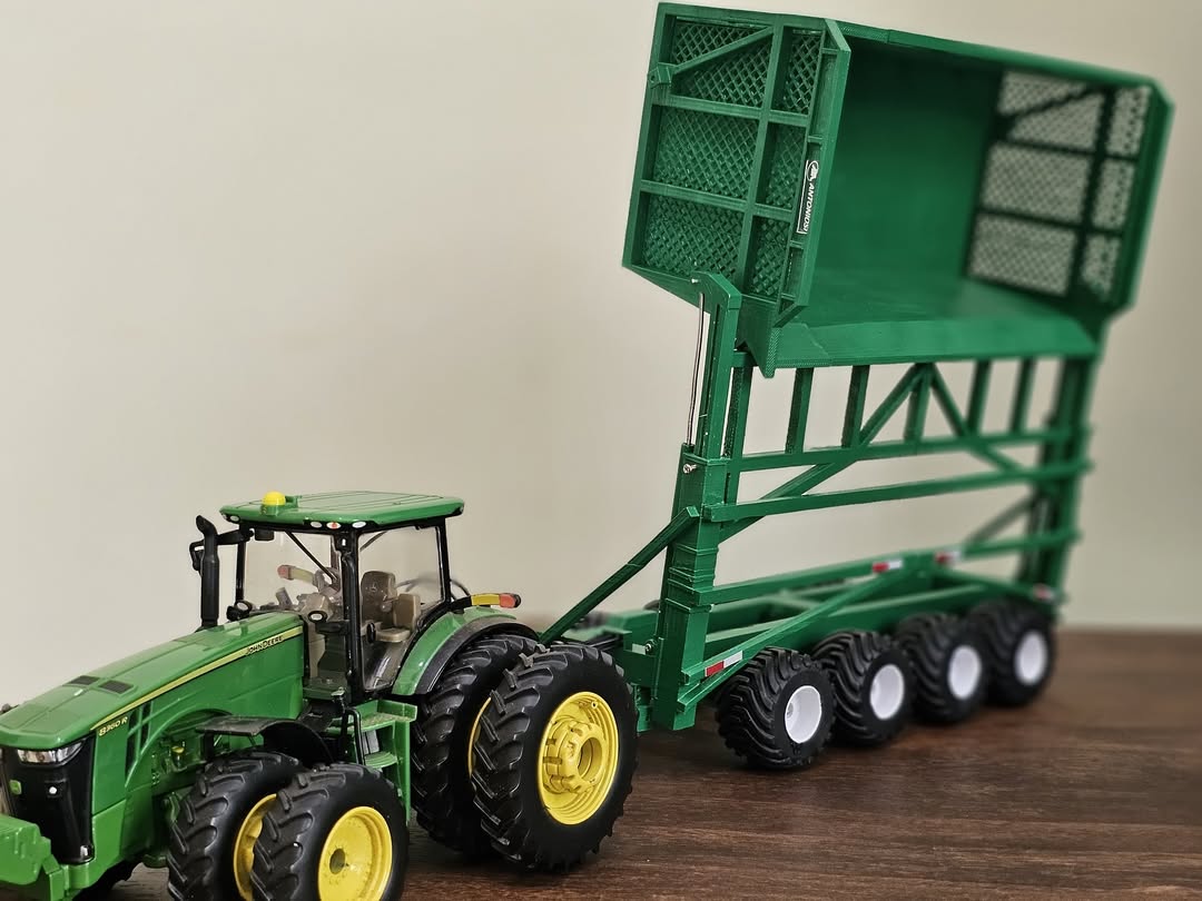 Miniatura John Deere + Transbordo Antoniosi 22 Toneladas - 1/32
